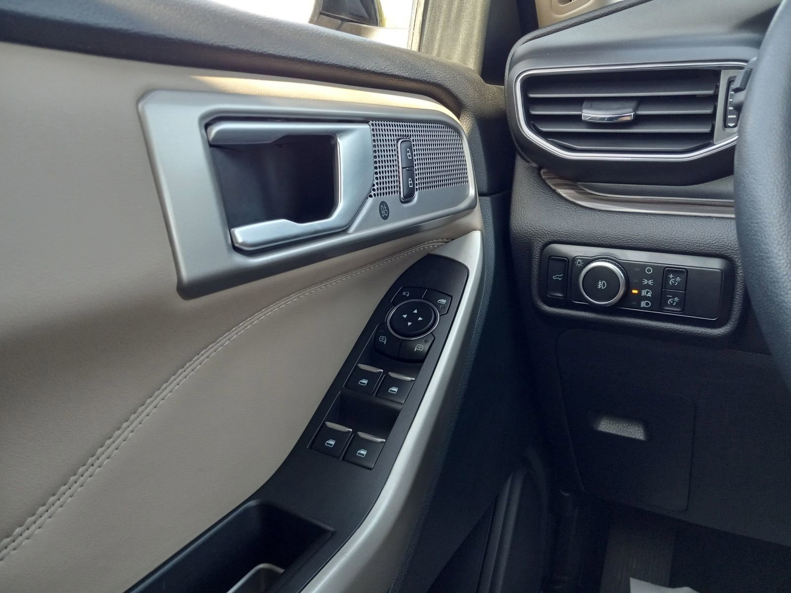 Used 2024 Ford Explorer Limited image 28