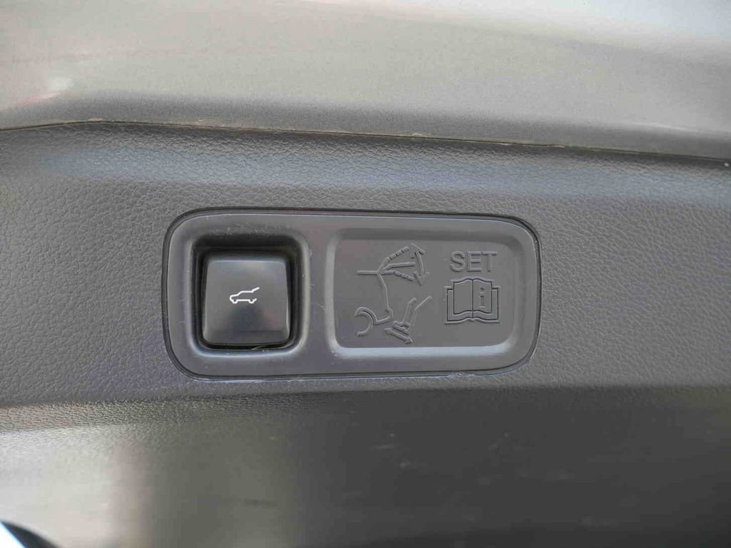 Used 2023 Ford Expedition Max Limited image 11