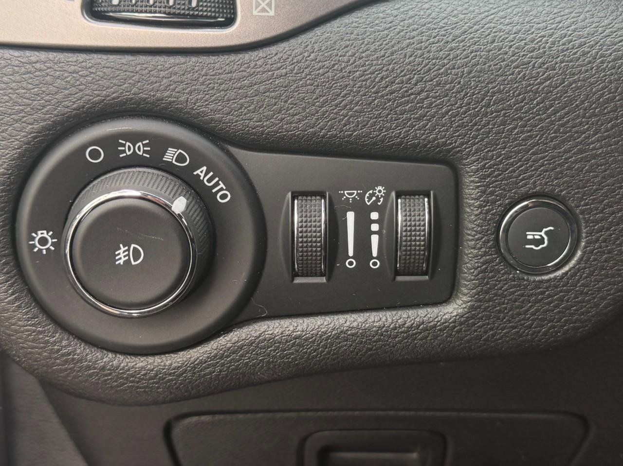 Used 2019 Jeep Cherokee Limited AWD/4WD image 22