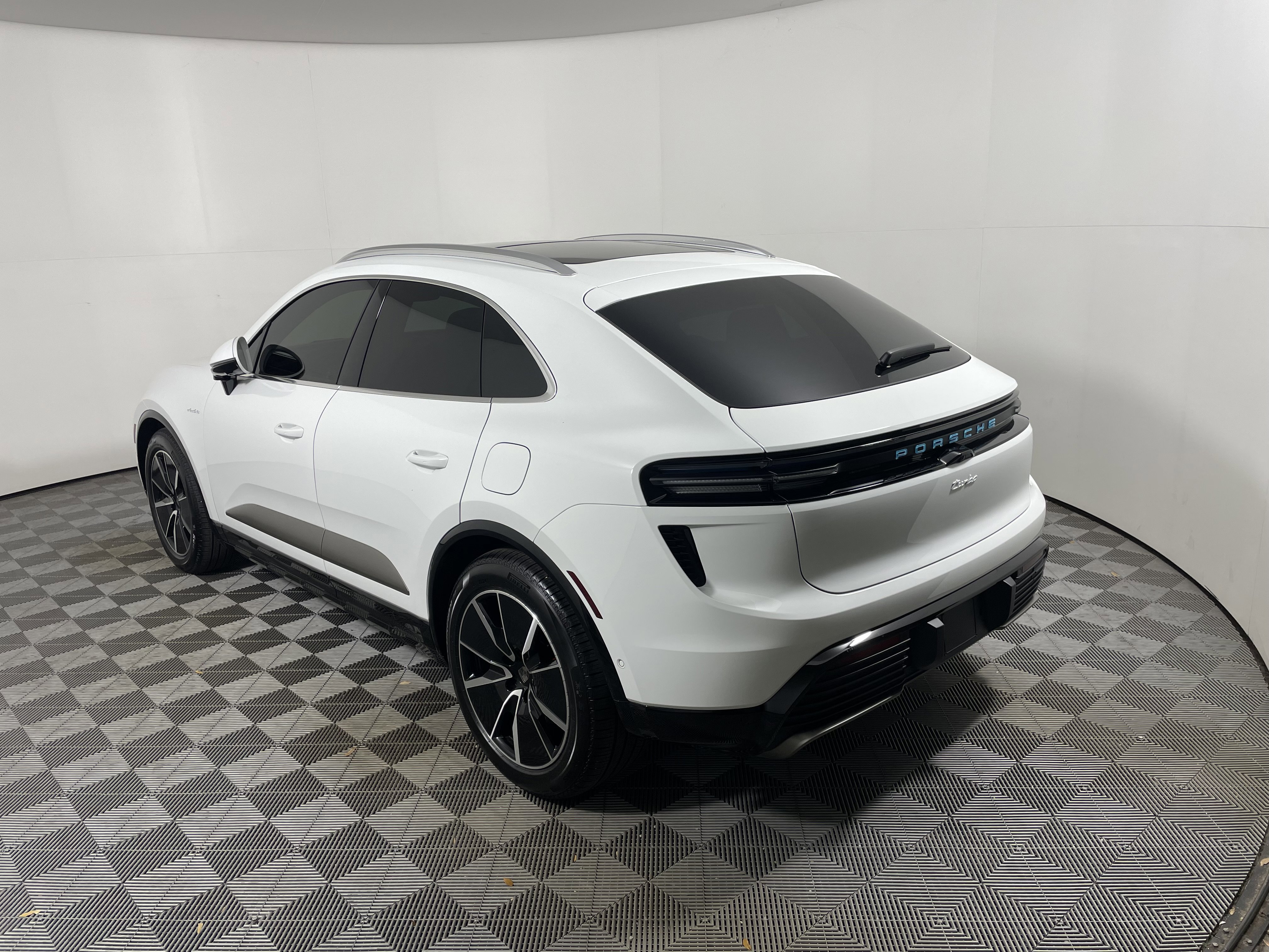 Certified 2025 Porsche Macan Turbo Electric image 3