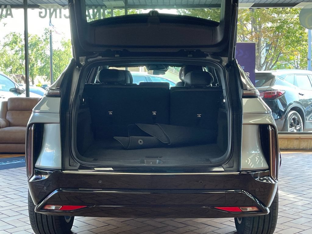 Used 2024 Cadillac Lyriq Luxury w/ LPO, Floor Liner Package RWD image 11