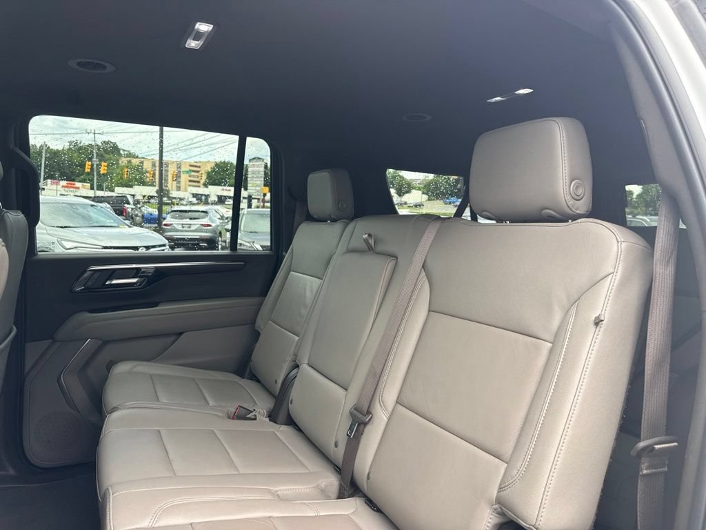 Used 2025 Chevrolet Suburban LT RWD image 23