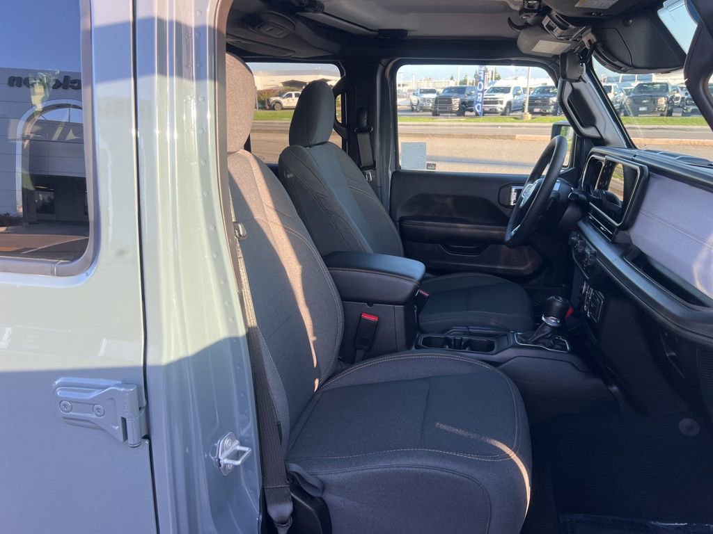 Used 2025 Jeep Wrangler Unlimited Sahara AWD/4WD image 34