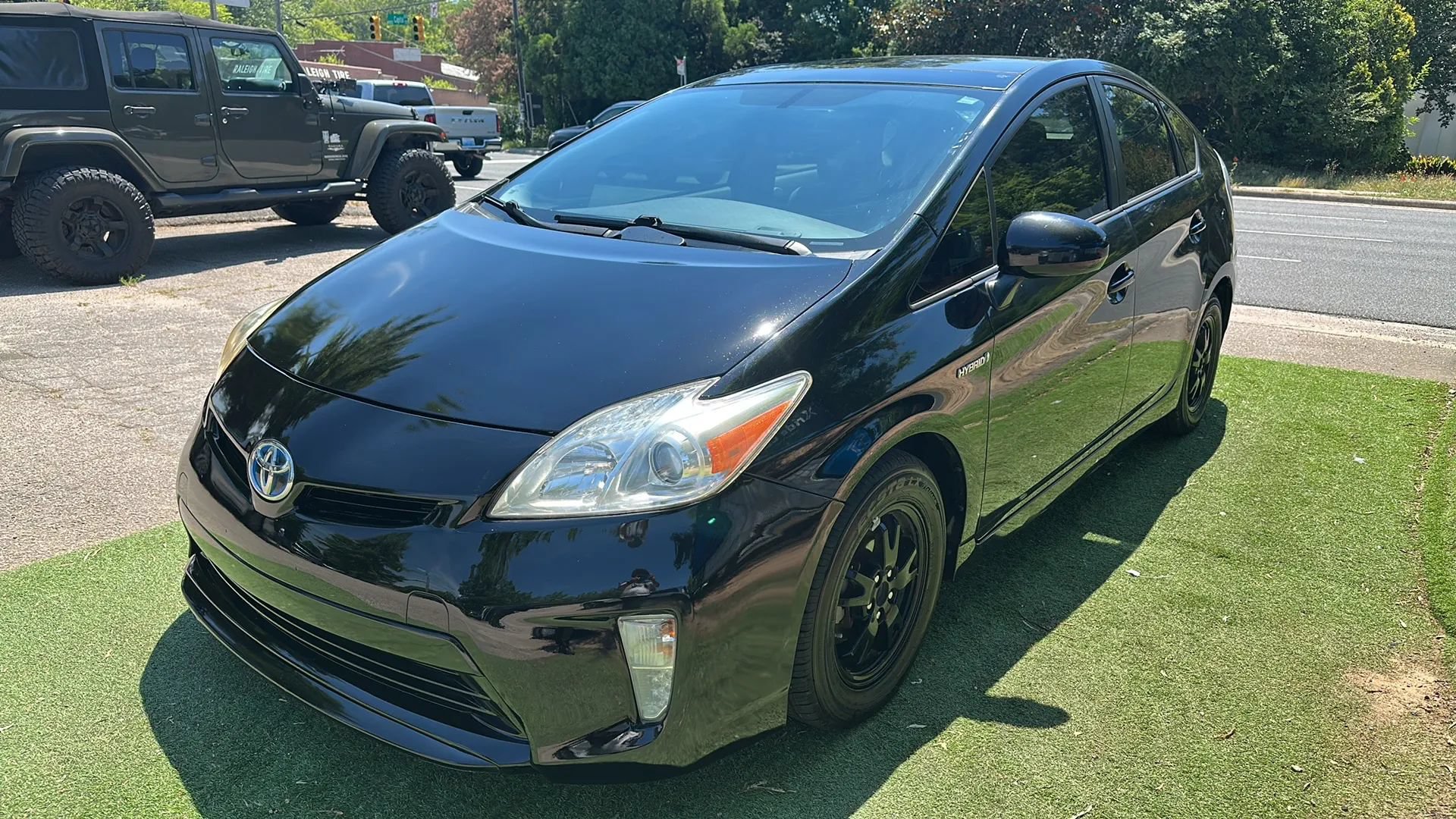 Used 2014 Toyota Prius Four w/ Solar Roof Package FWD image 3