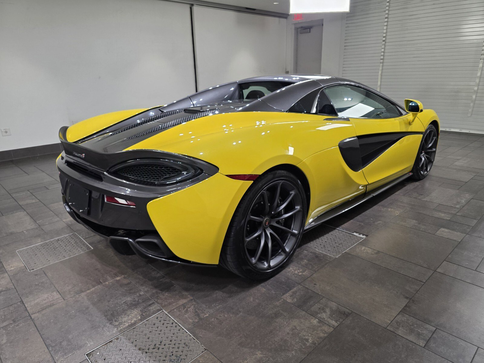 Used 2018 McLaren 570S Spider image 18