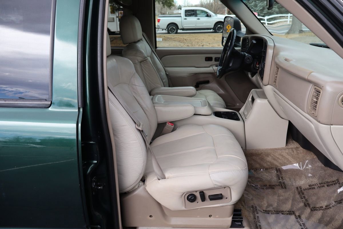 Used 2002 Chevrolet Suburban 2500 LT image 24