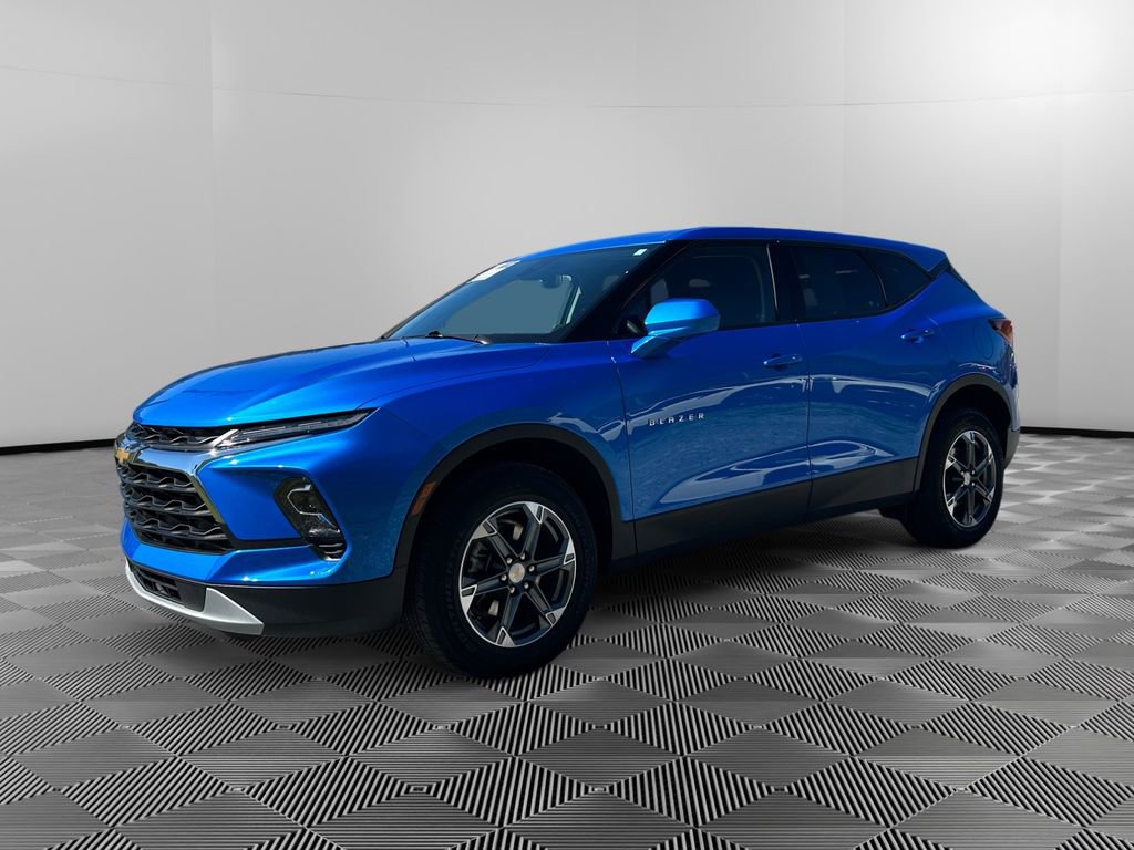 Used 2025 Chevrolet Blazer LT image 3