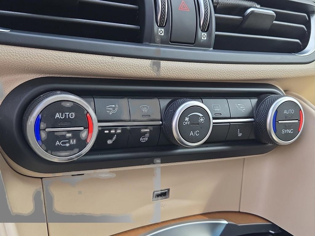 Used 2018 Alfa Romeo Giulia Ti w/ Quick Order Package 22X Lusso image 17