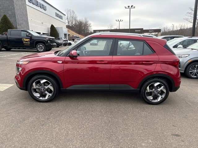 Used 2025 Hyundai Venue SEL image 2