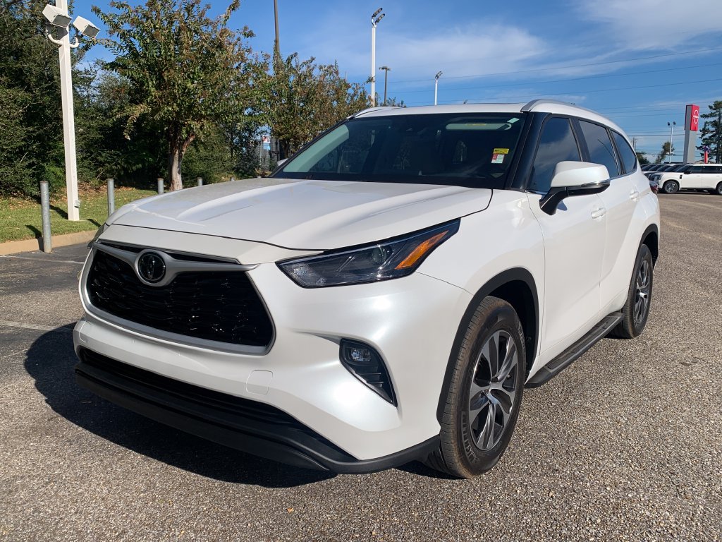 Used 2023 Toyota Highlander XLE FWD image 5