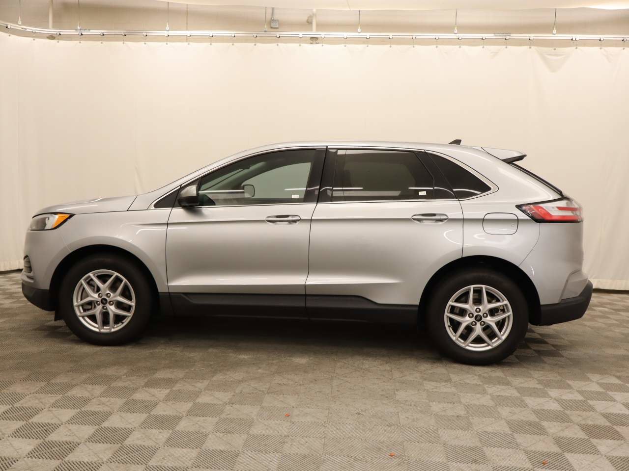 Used 2024 Ford Edge SEL image 2