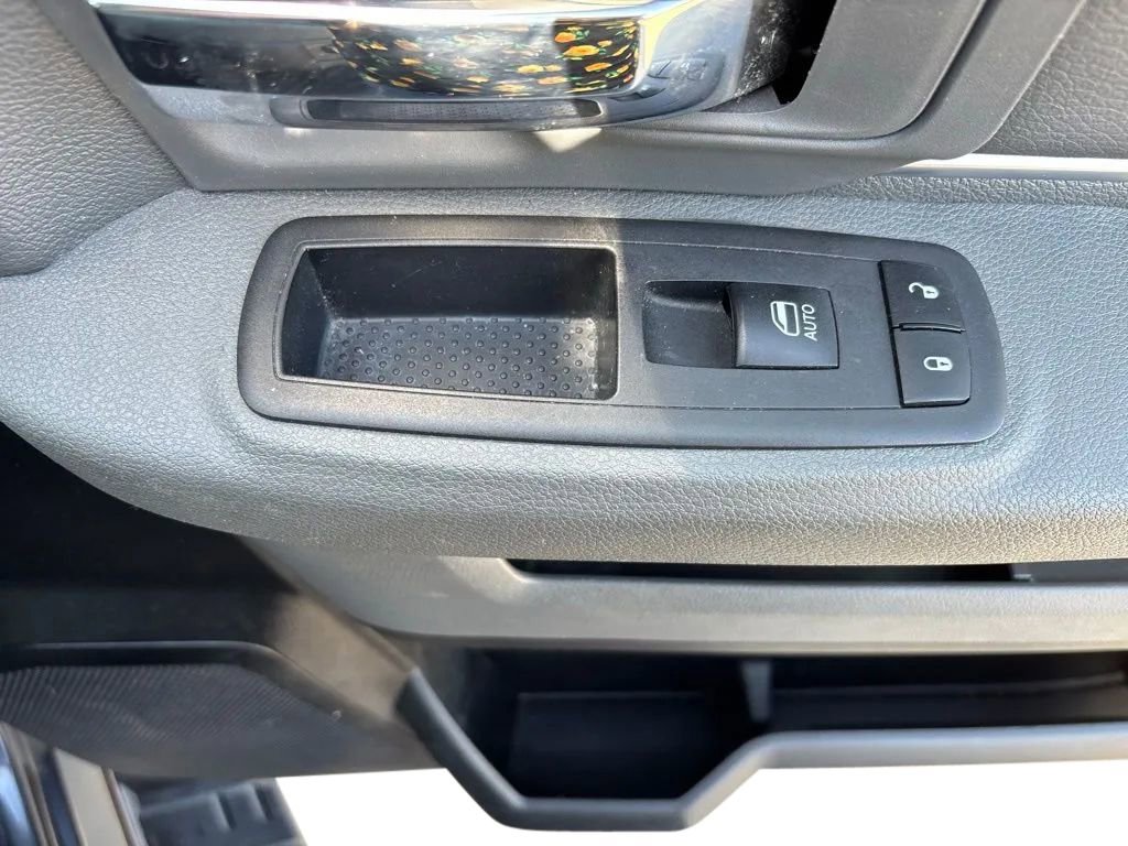 Used 2020 RAM 1500 Classic SLT AWD/4WD image 31