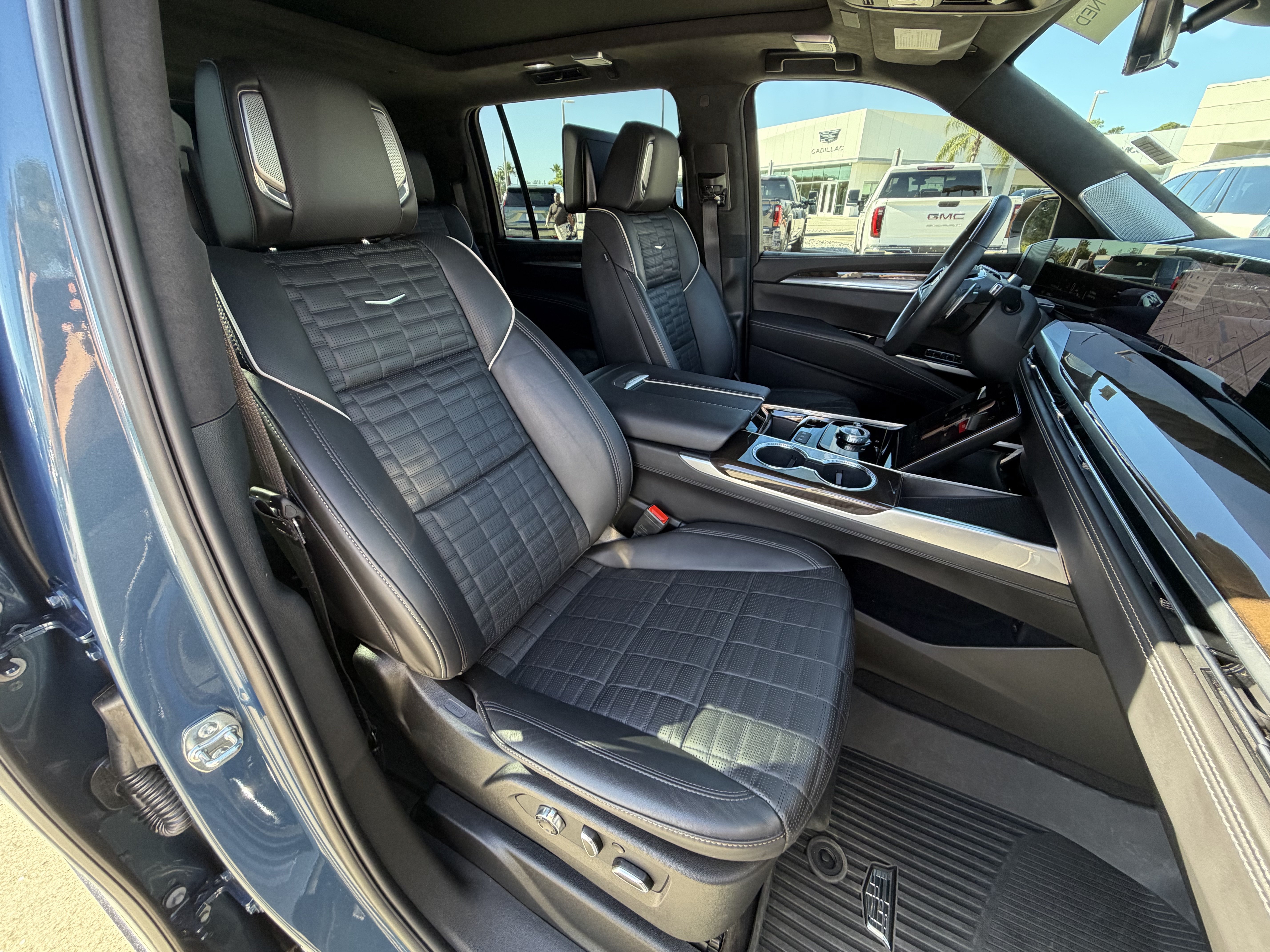 Certified 2026 Cadillac Escalade ESV Platinum Sport w/ LPO, ONYX Package AWD/4WD image 19