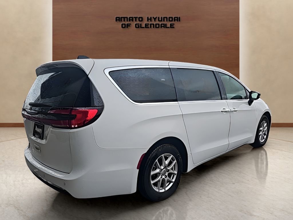 Used 2024 Chrysler Pacifica Touring-L FWD image 5