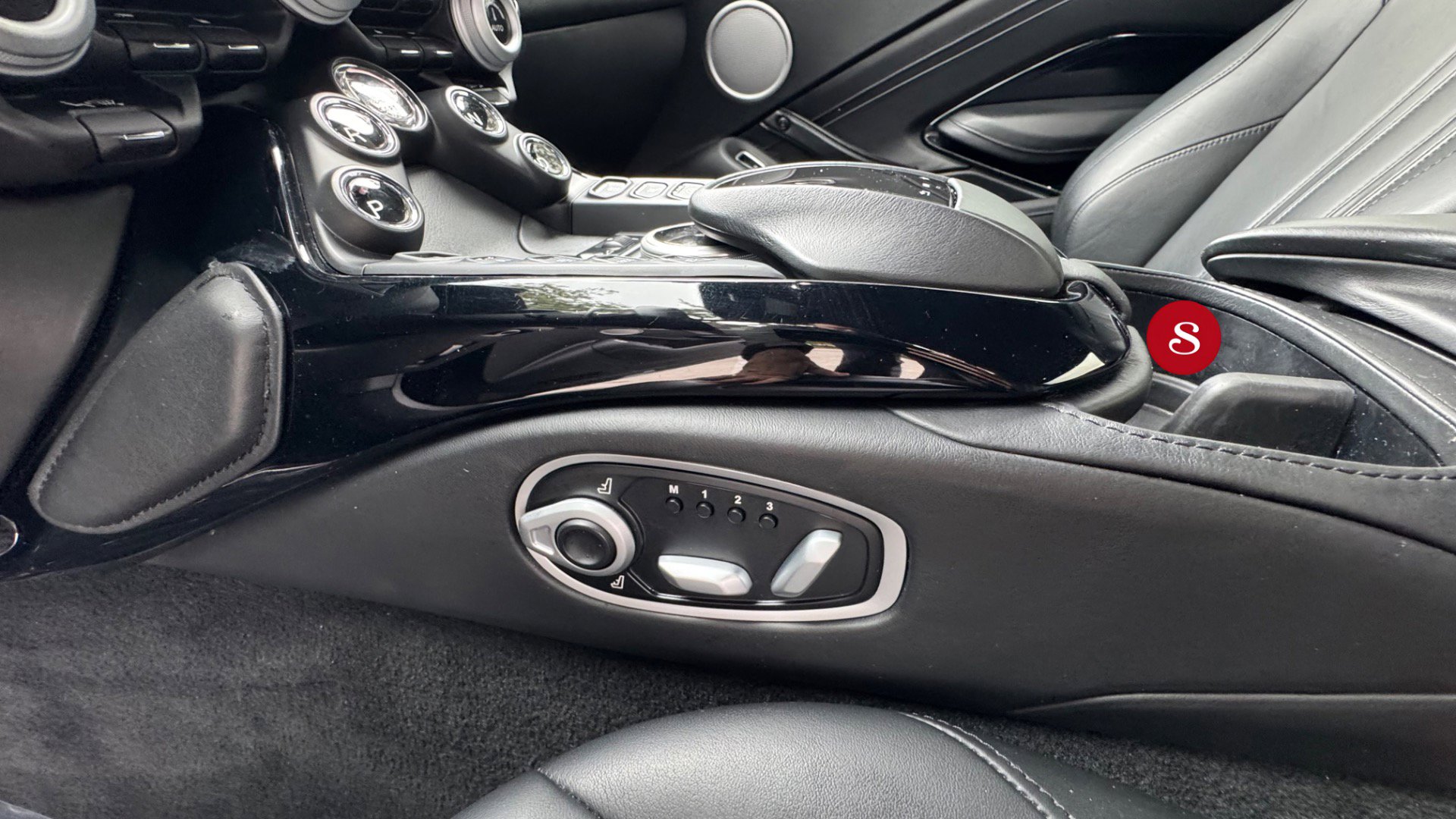 Used 2019 Aston Martin V8 Vantage Coupe image 17