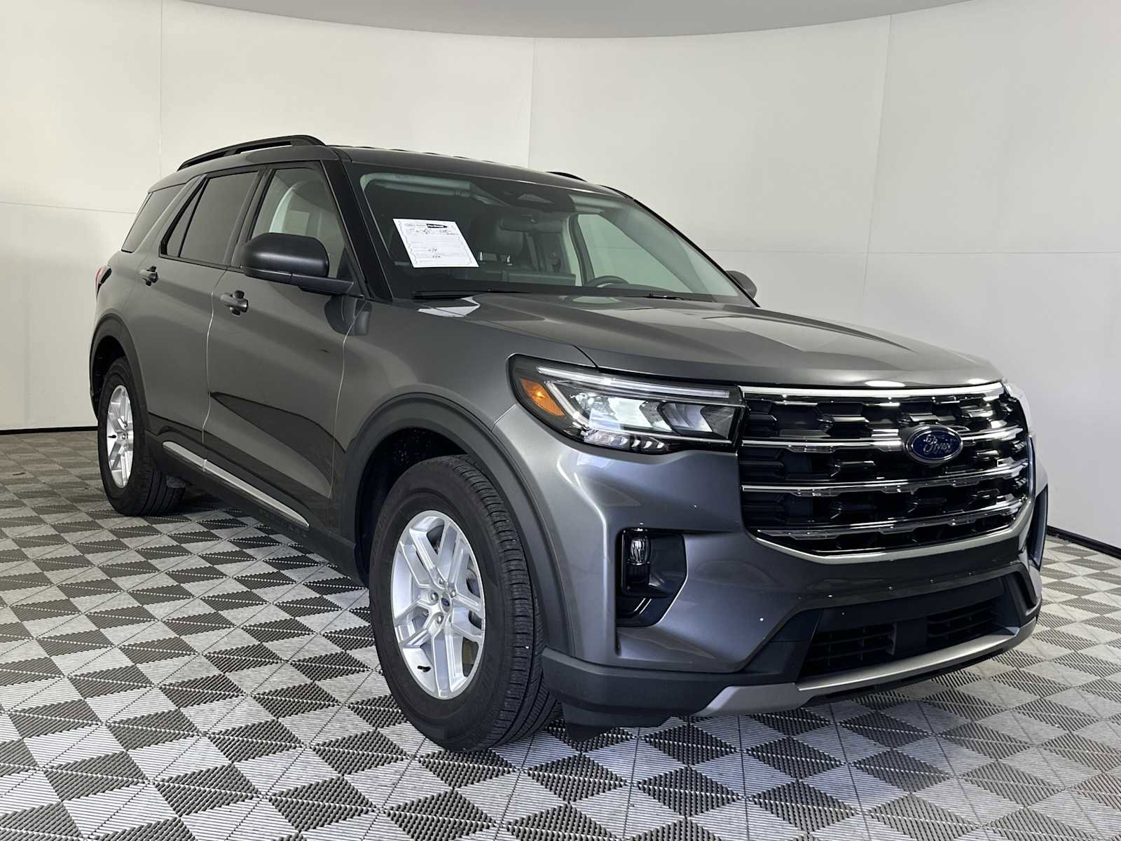 Used 2025 Ford Explorer Active w/ Active Comfort Package RWD image 1