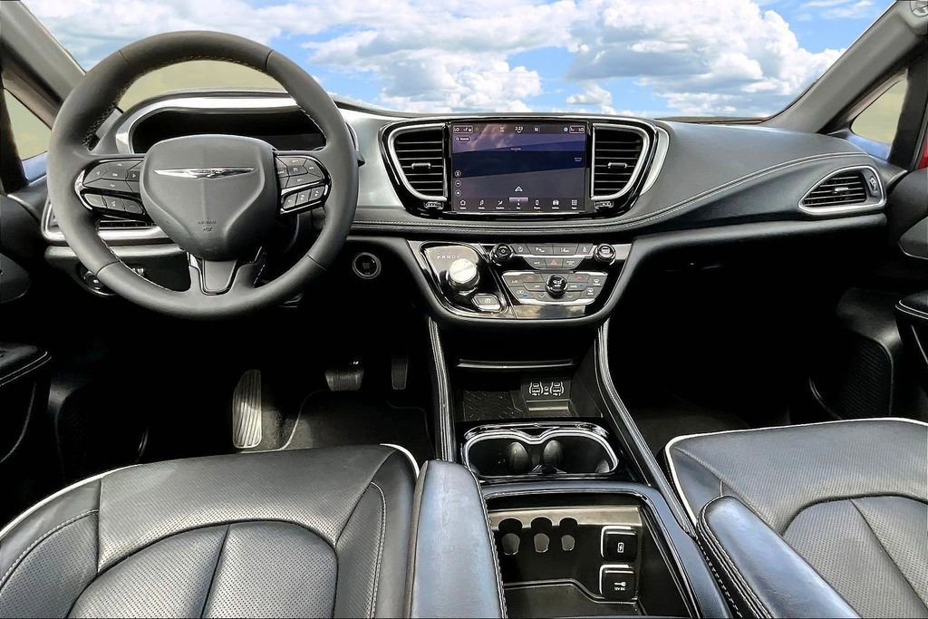 Used 2025 Chrysler Pacifica Limited image 9