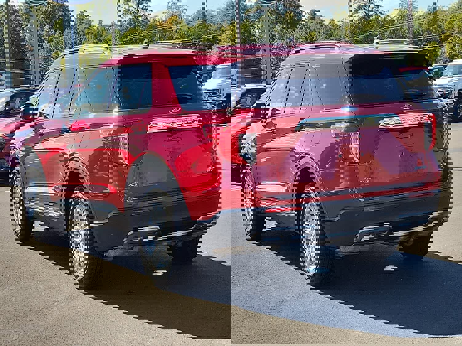 Used 2023 Ford Explorer XLT w/ Equipment Group 202A image 4