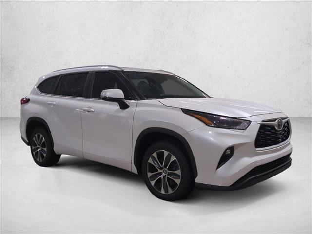 Used 2023 Toyota Highlander XLE FWD image 3