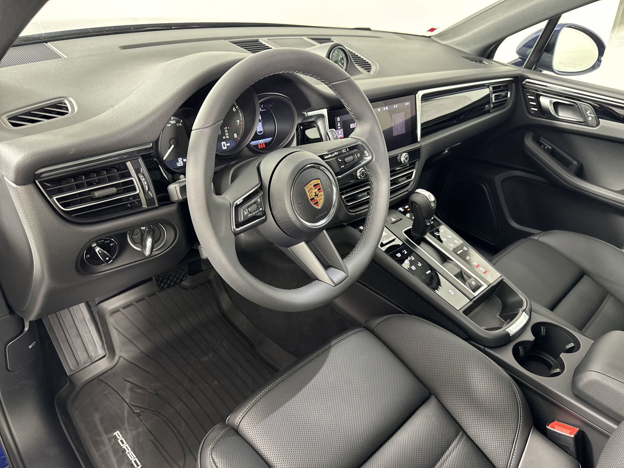 Certified 2025 Porsche Macan image 4