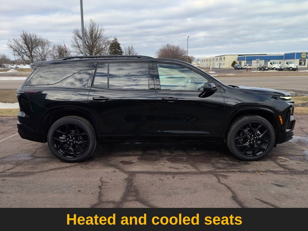 Used 2025 Chevrolet Traverse RS image 8