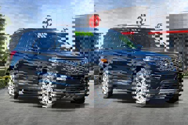 Used 2022 Ford Explorer Platinum w/ Equipment Group 601A image 2