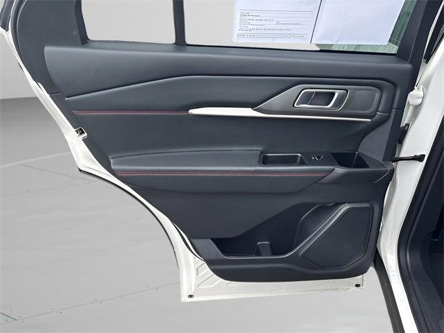 Used 2025 Ford Explorer ST-Line w/ ST-Line Street Pack image 17