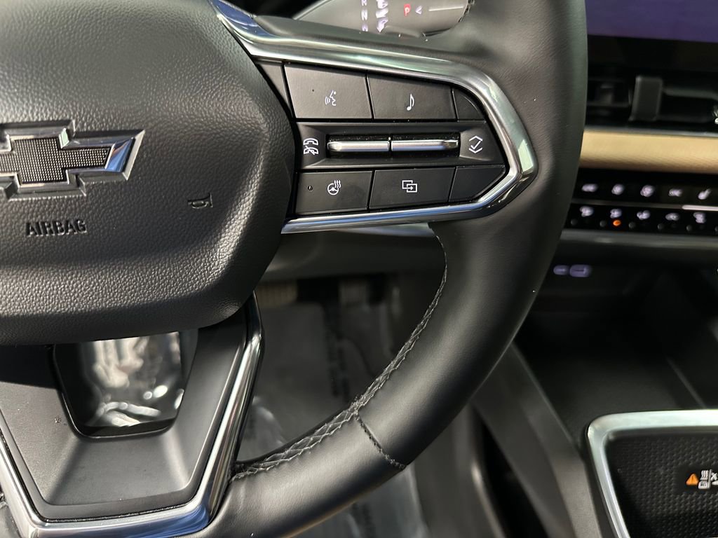 Used 2025 Chevrolet Equinox ACTIV w/ Safety and Technology Package AWD/4WD image 16