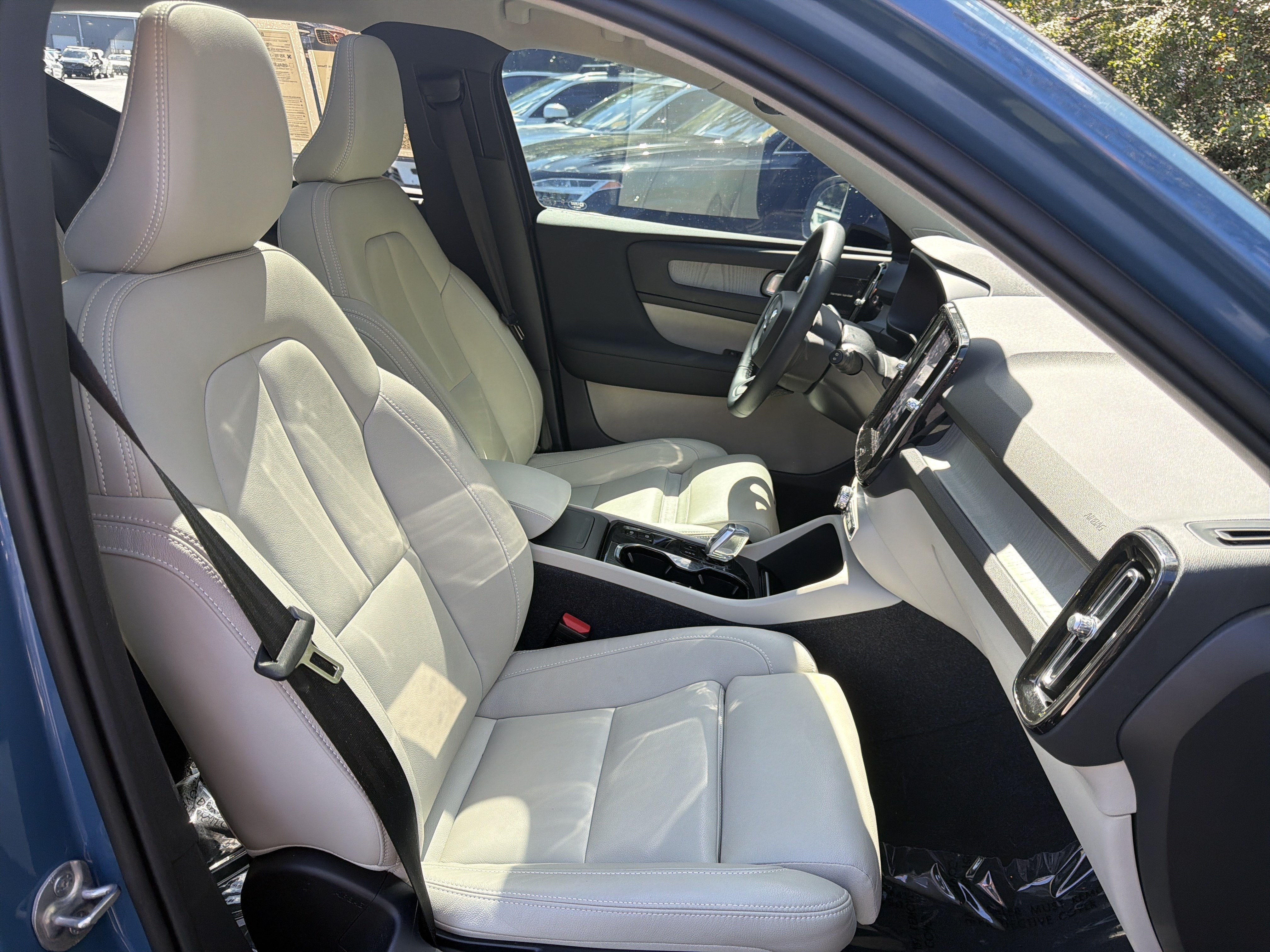 Certified 2024 Volvo XC40 B5 Ultimate w/ Protection Package Premier AWD/4WD image 35