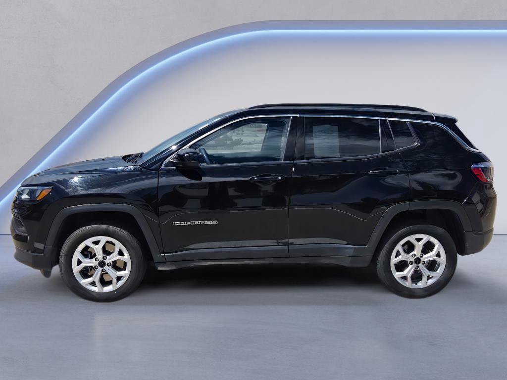 Used 2025 Jeep Compass Latitude w/ Sun & Sound Group AWD/4WD image 2