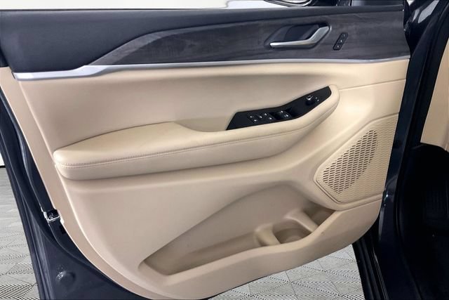 Used 2023 Jeep Grand Cherokee Limited AWD/4WD image 19