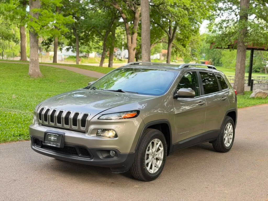 Used 2017 Jeep Cherokee Latitude w/ Safety/Convenience Group AWD/4WD image 3