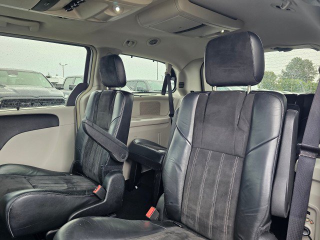 Used 2015 Chrysler Town & Country Limited FWD image 22
