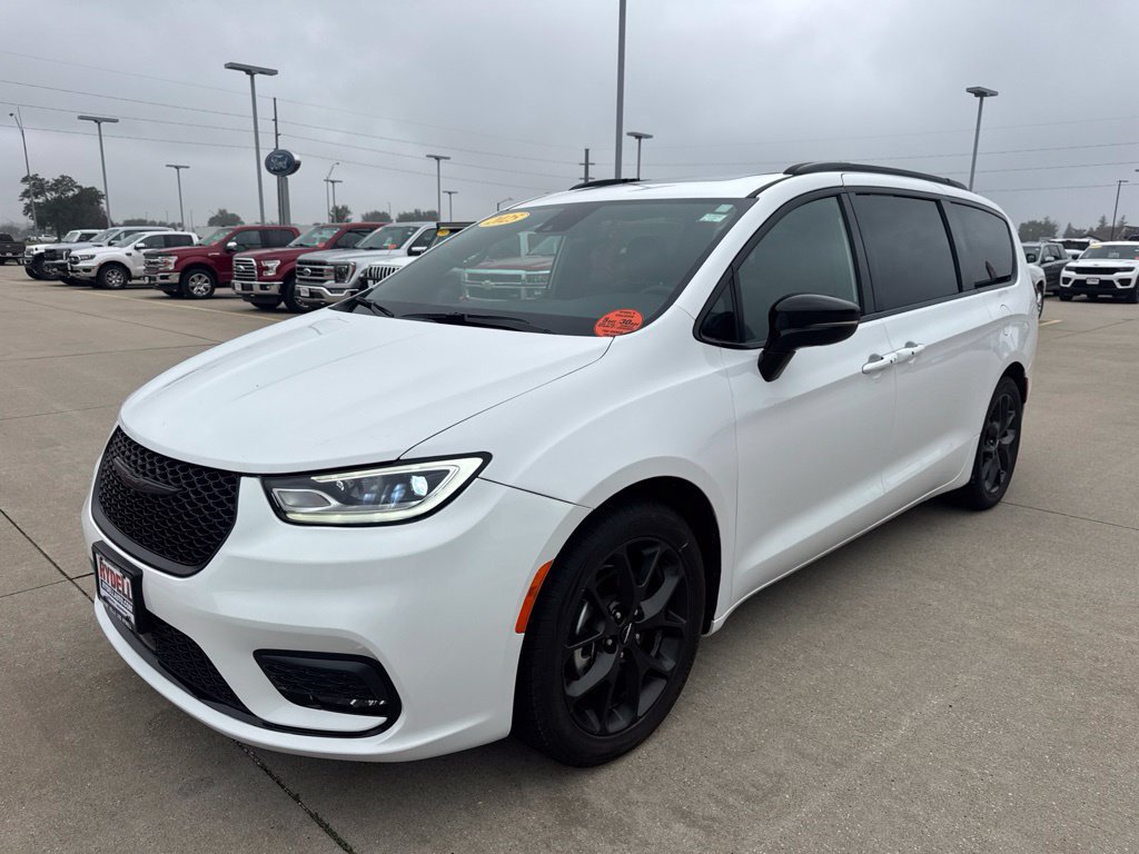 Used 2025 Chrysler Pacifica Limited FWD image 31