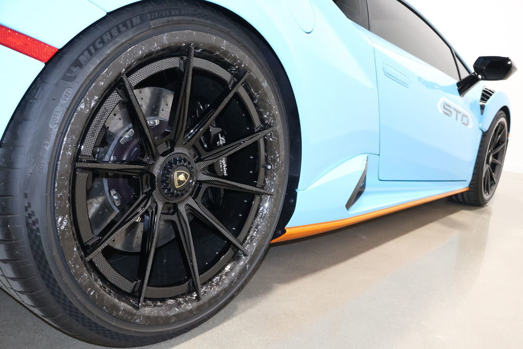 Used 2021 Lamborghini Huracan STO image 18