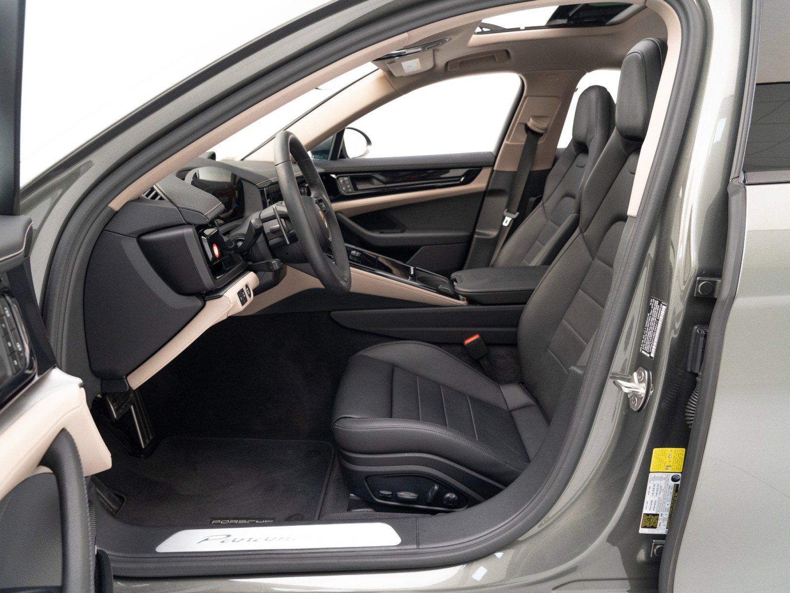 Used 2025 Porsche Panamera 4 image 18