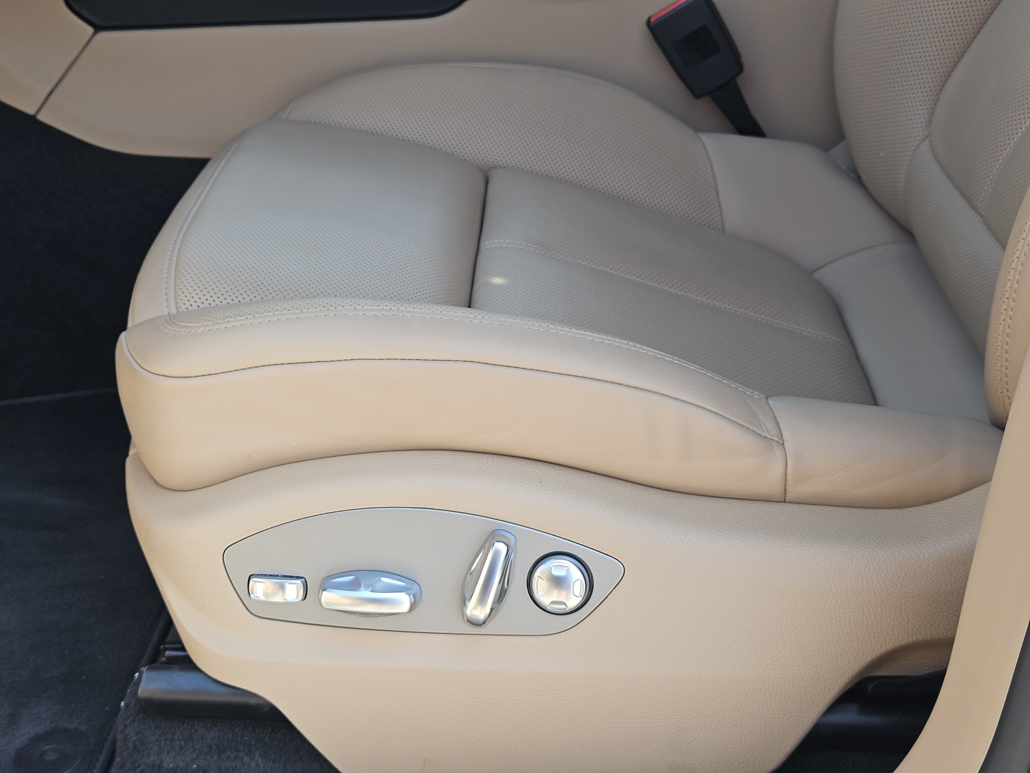 Certified 2026 Porsche Macan AWD/4WD image 23