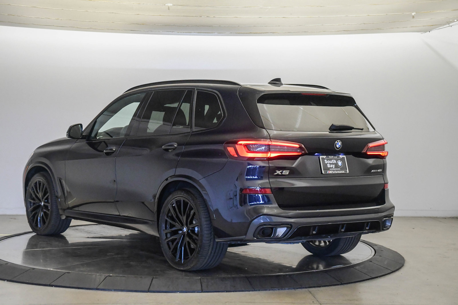 Certified 2023 BMW X5 xDrive40i w/ M Sport Package AWD/4WD image 2