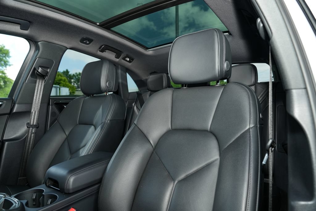 Certified 2026 Porsche Macan AWD/4WD image 22