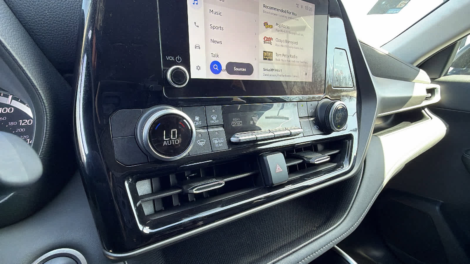 Used 2024 Toyota Highlander LE image 14