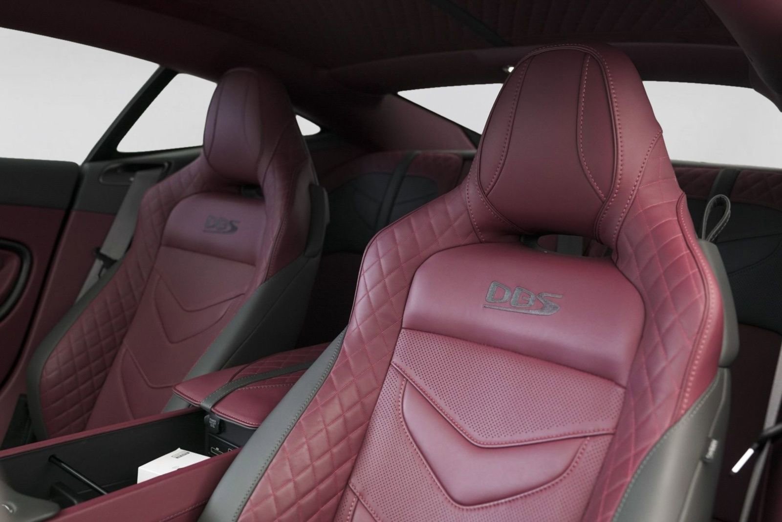 Used 2023 Aston Martin DBS Coupe RWD image 2