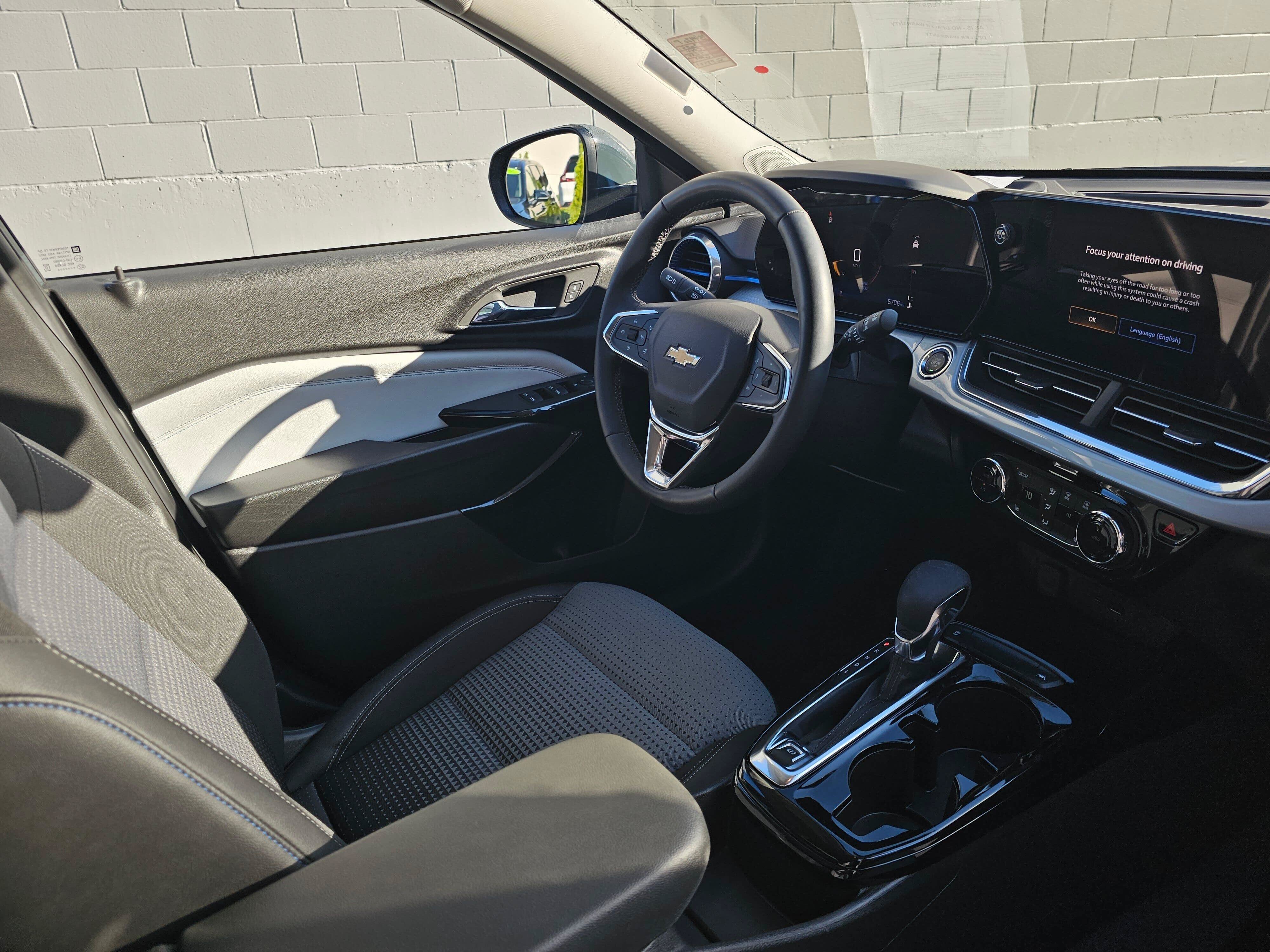 Used 2025 Chevrolet Trax LT w/ LT Convenience Package FWD image 10