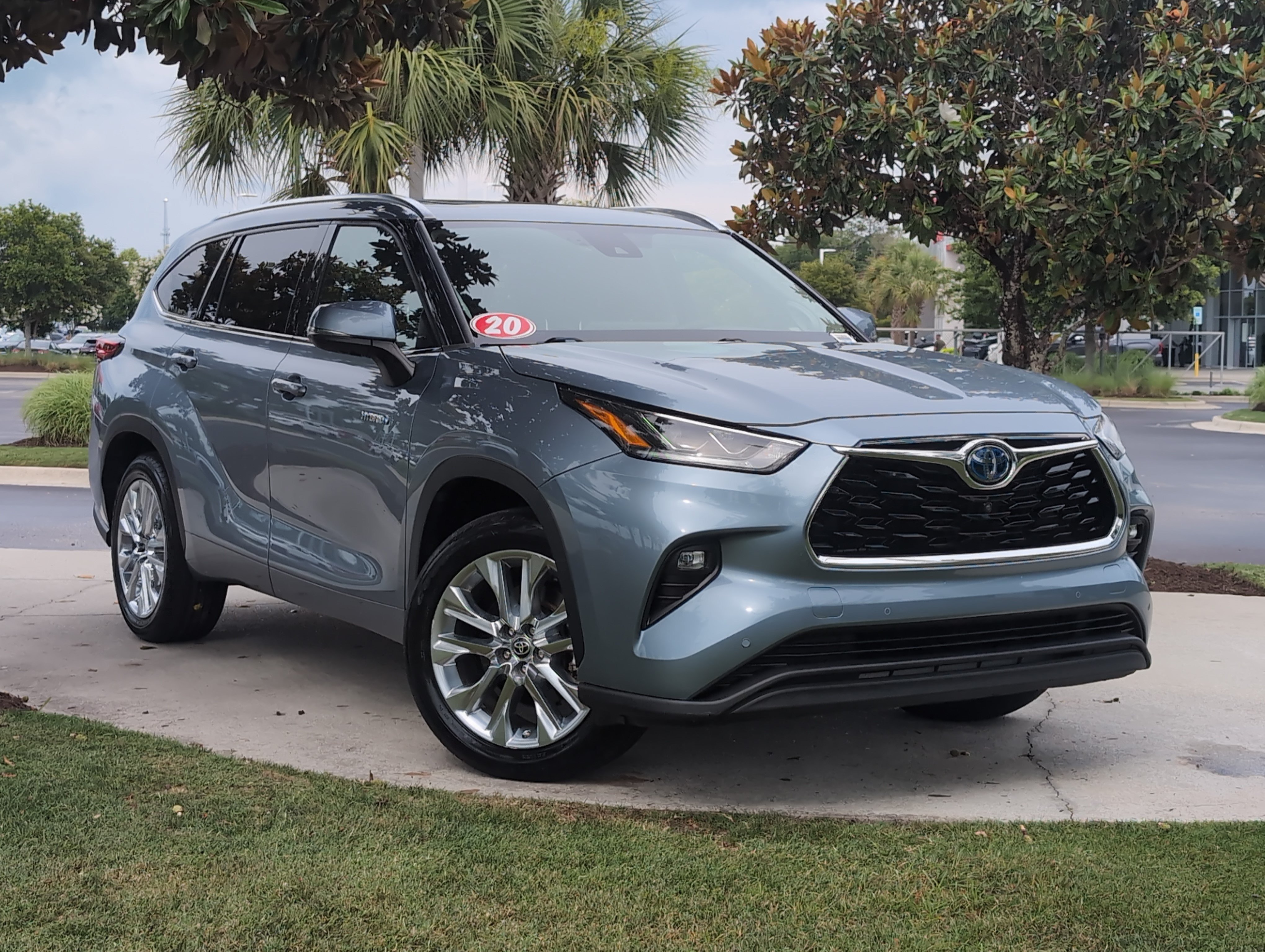 Used 2020 Toyota Highlander Limited FWD image 2