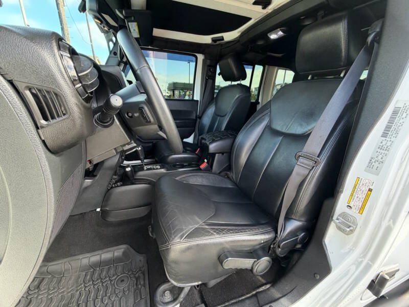 Used 2015 Jeep Wrangler Unlimited Sahara AWD/4WD image 14