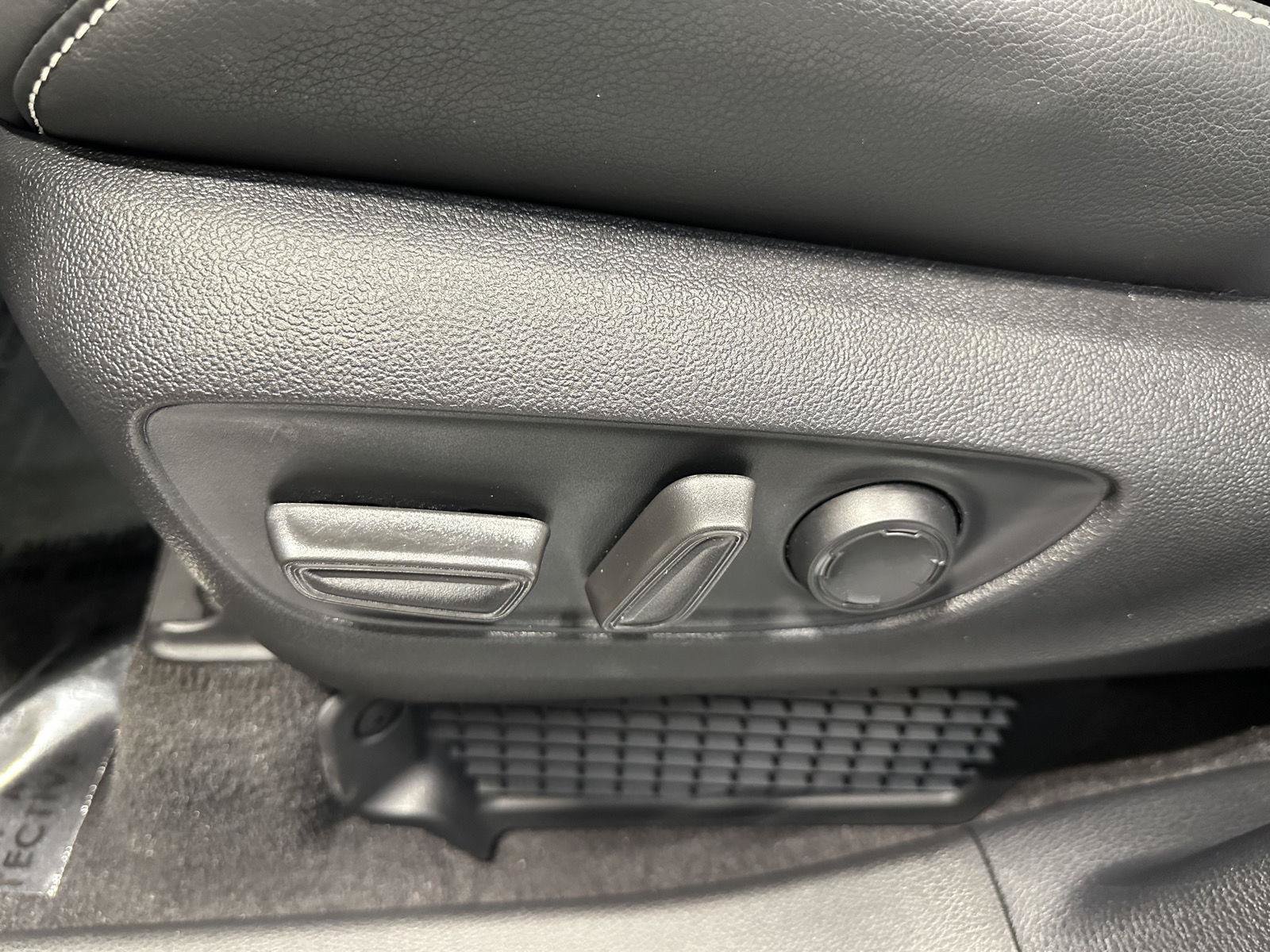 Used 2026 Toyota Sienna XSE AWD/4WD image 17