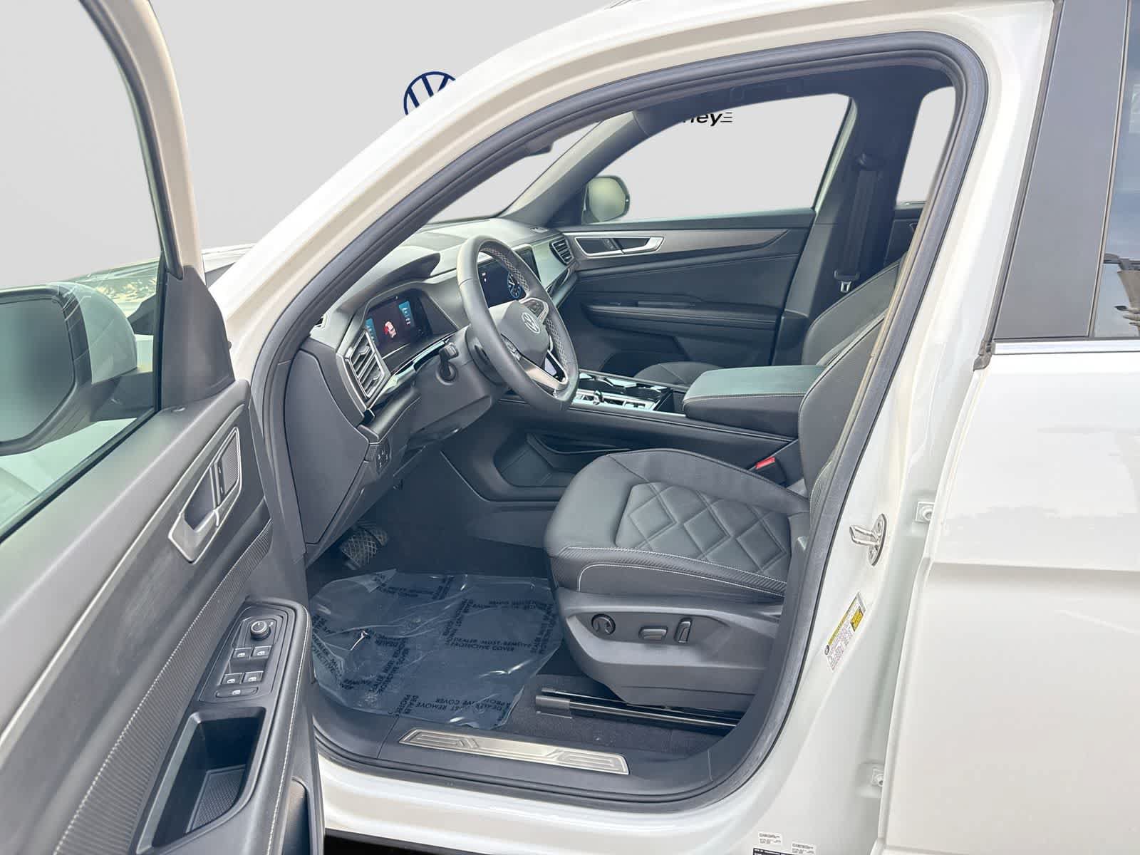 Used 2024 Volkswagen Atlas Cross Sport SE w/ Panoramic Sunroof Package FWD image 10