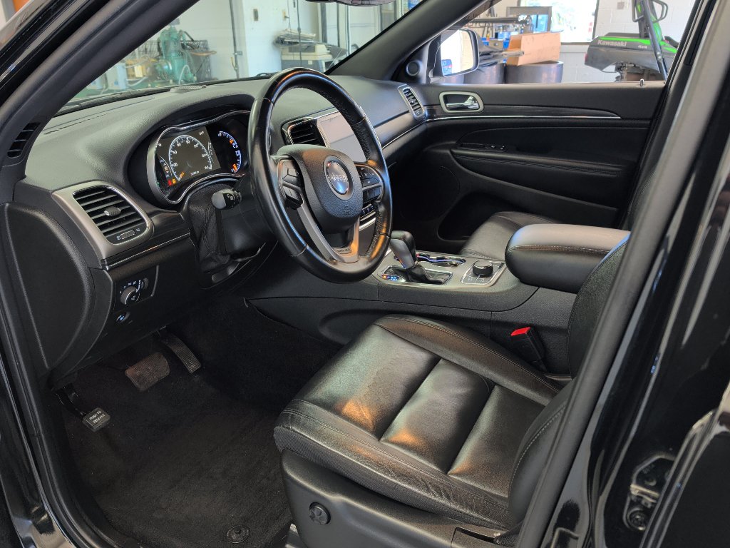 Used 2022 Jeep Grand Cherokee Limited w/ Tech Group AWD/4WD image 17