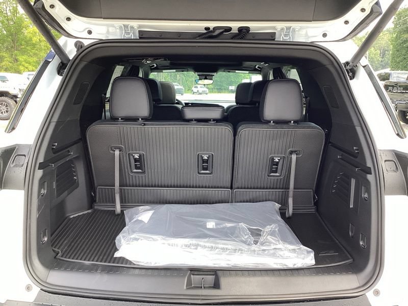 New 2027 Chevrolet Traverse LT w/ Sun and Wheel Package AWD/4WD image 13