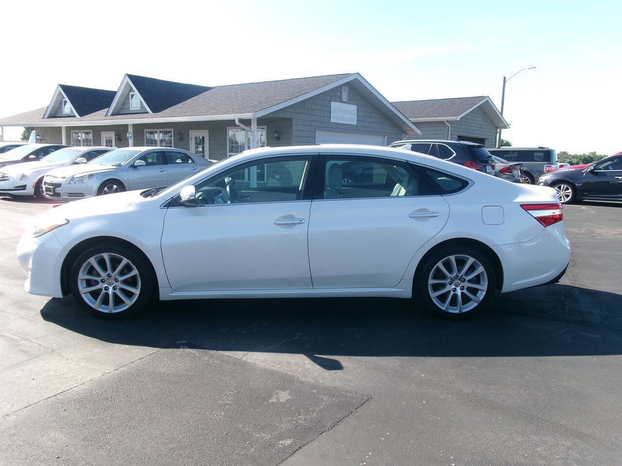 Used 2013 Toyota Avalon Limited w/ Technology Pkg FWD image 7