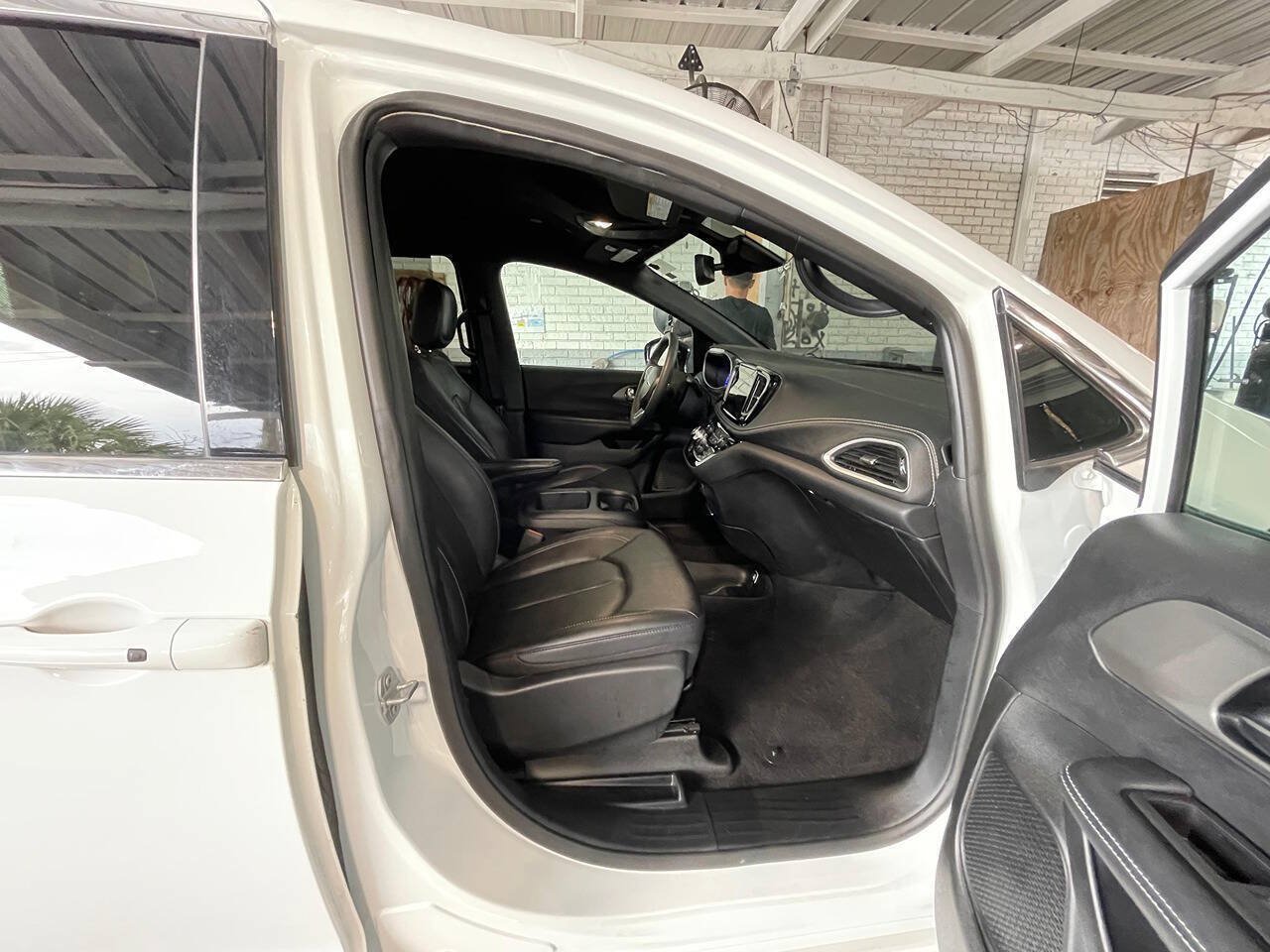 Used 2025 Chrysler Pacifica Select FWD image 11